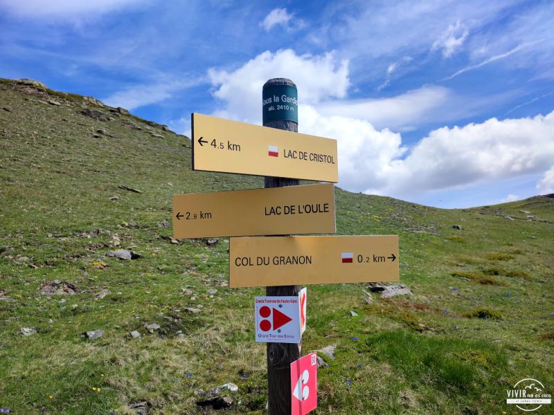 Señalización ruta al Lac de l'Oule en el Col du Granon (Ecrins, Alpes, Francia)