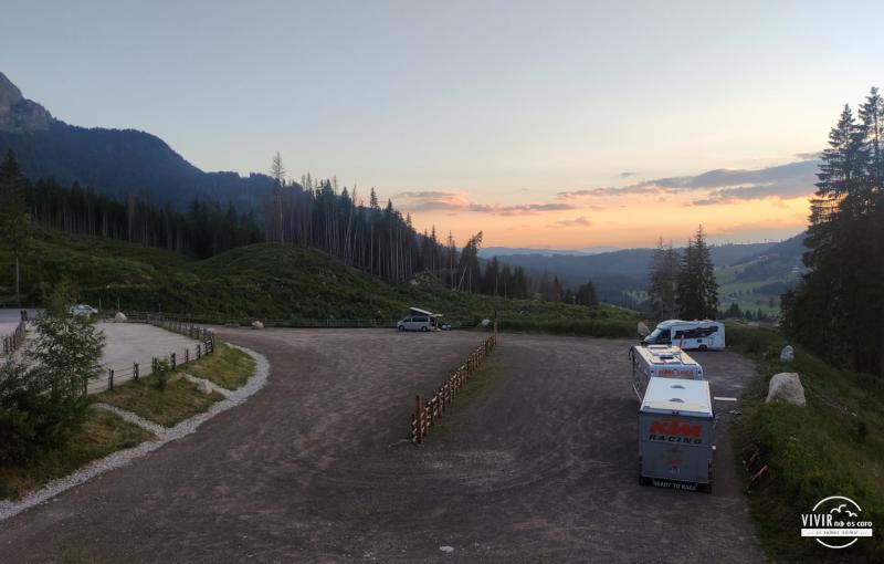 Parking de pago junto al Lago di Carezza (Dolomitas, Italia)