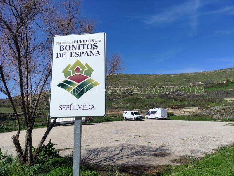 Furgoneta camper y autocaravana en Parking de Sepúlveda