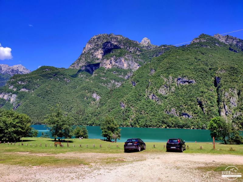 Aparcamiento en la Playa del Lago del Mis (Dolomitas, Italia)