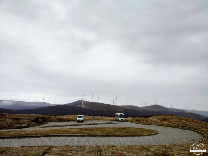Camper y autocaravana en el parking del OVNI comunista Buzludzha (Bulgaria)