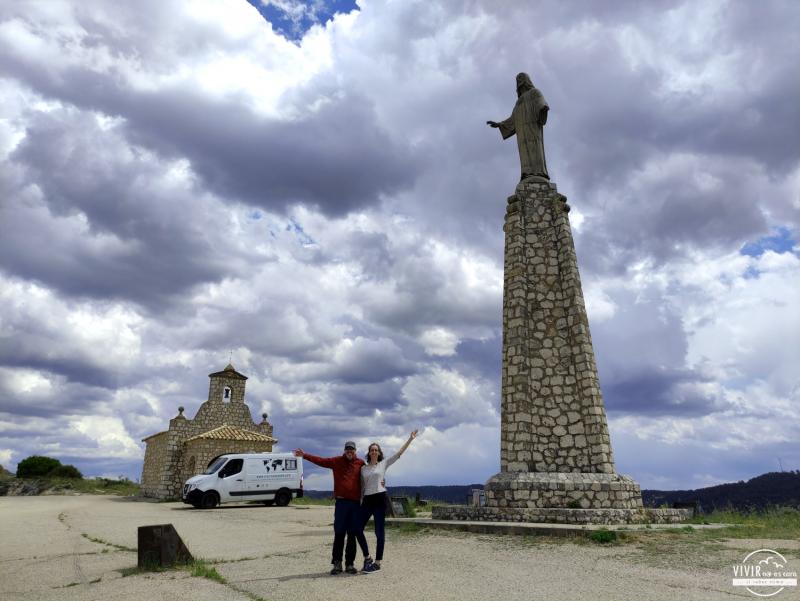 Pastrana en furgoneta camper o autocaravana en mirador