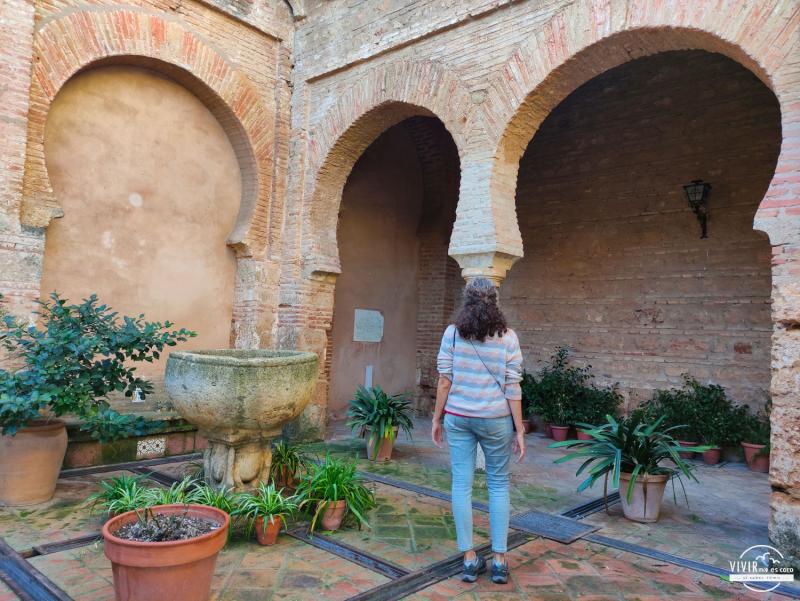Patio de la Iglesia de Santa María de la Granada en Niebla (Huelva)