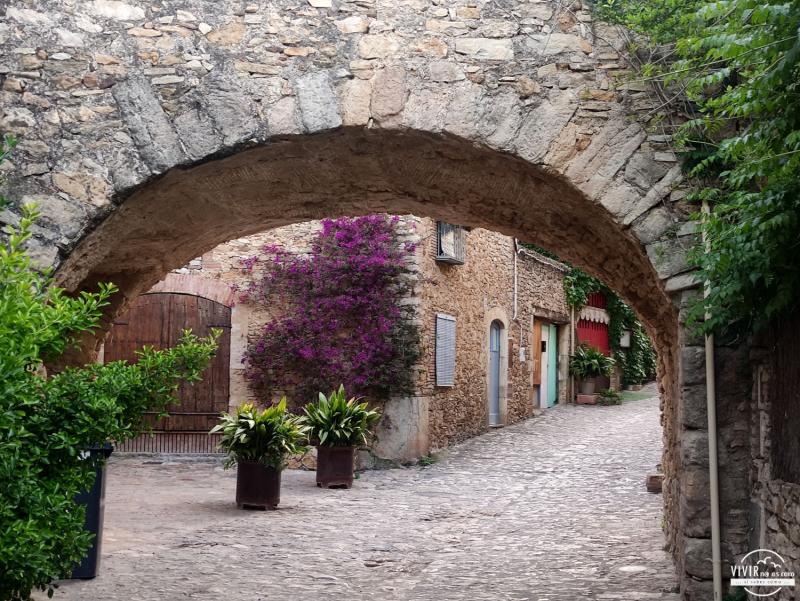 Peratallada arco piedra con encanto (Bajo Ampurdán, Gerona)