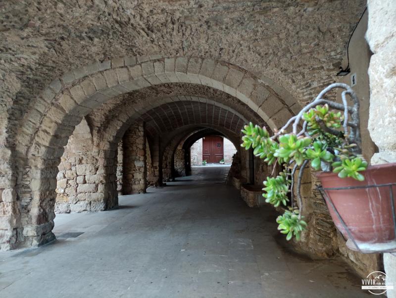 Plaza de las Vueltas de Peratallada (Bajo Ampurdán, Gerona)