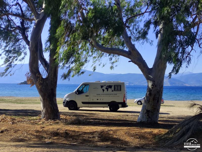 Playa de Nauplia en furgoneta camper o autocaravana