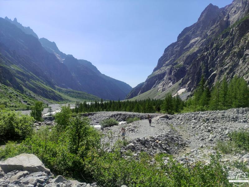 Puente sobre el Torrente del Glaciar Negro en Ecrins (Alpes, Francia)