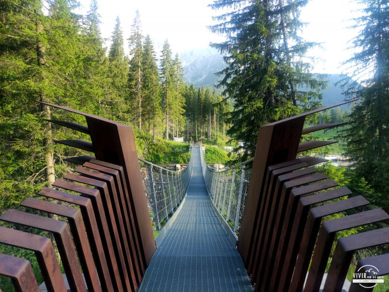 Puente colgante al Lago di Carezza (Dolomitas, Italia)
