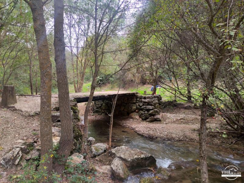 Puente en la ruta de senderismo de Pelegrina