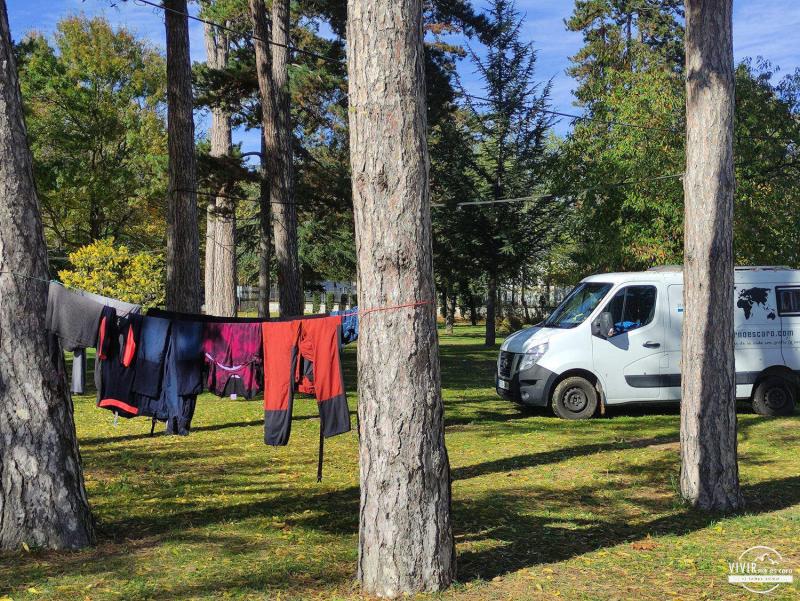 Ropa tendida en camping (colada en camper)