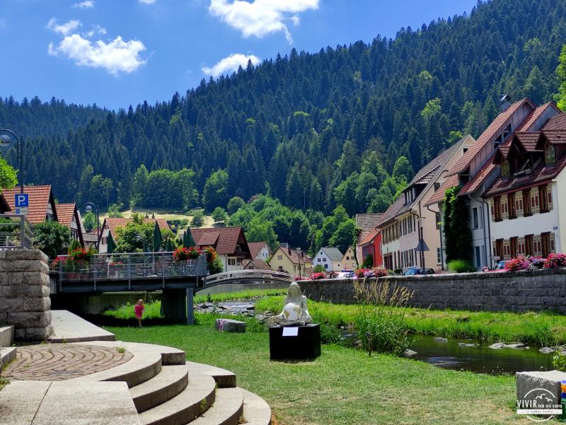 Gaia en el margen del río en Schiltach (Selva Negra, Alemania)