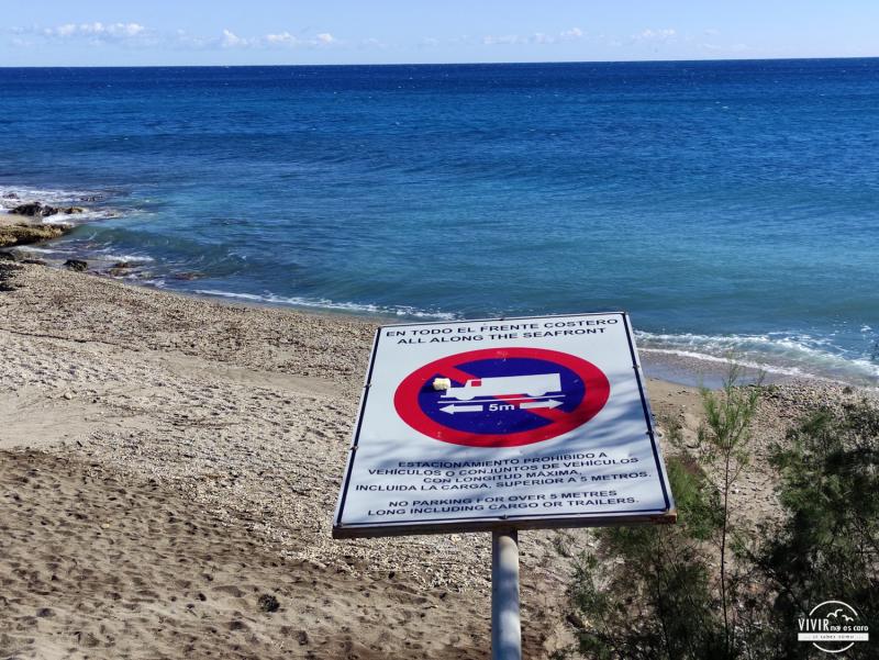 Señal prohibición furgonetas camper en Mojácar