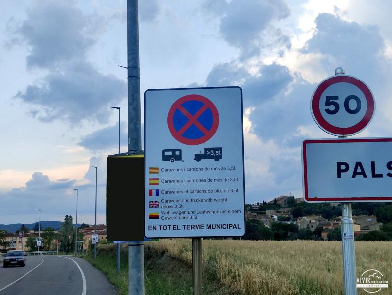 Señal prohibición a la entrada a Pals (Gerona)