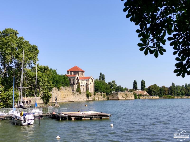 Castillo de Tata desde el embarcadero del Lago Viejo (Hungría)