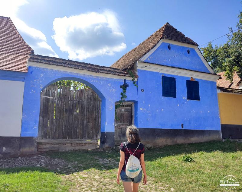 Viscri: casa azul con inscripción en alemán (Rumanía)
