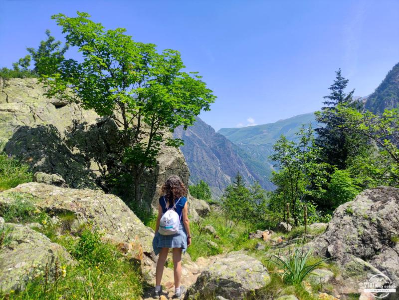 Vistas Ruta al Lago Lauvitel en el Parque Nacional des Ecrins (Alpes, Francia)