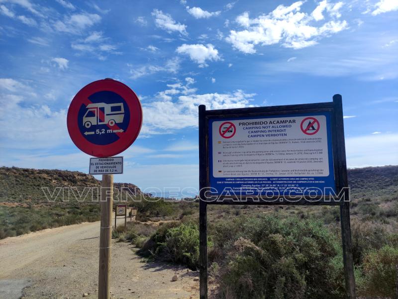 Cartel prohibición autocaravanas en Águilas (Murcia)