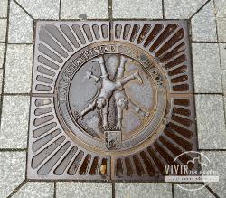 Alcantarilla de Düsseldorf con el símbolo de niños haciendo la voltereta