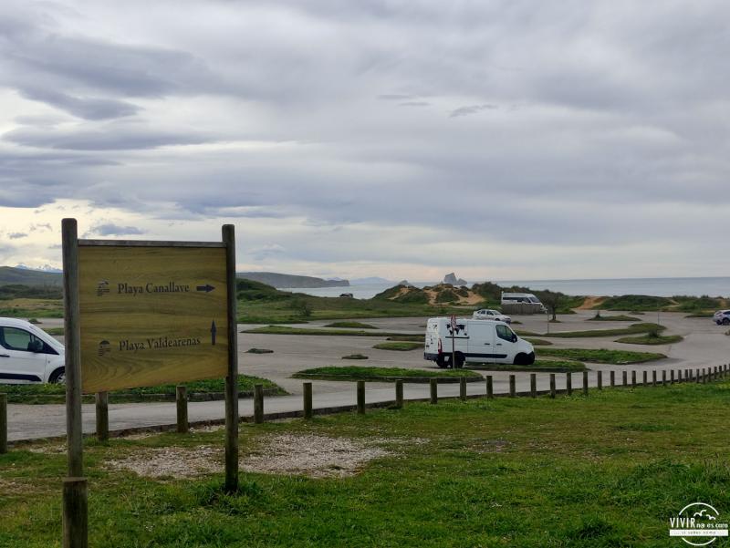 Aparcamiento en el Parque Natural de las Dunas de Liencres en furgoneta camper