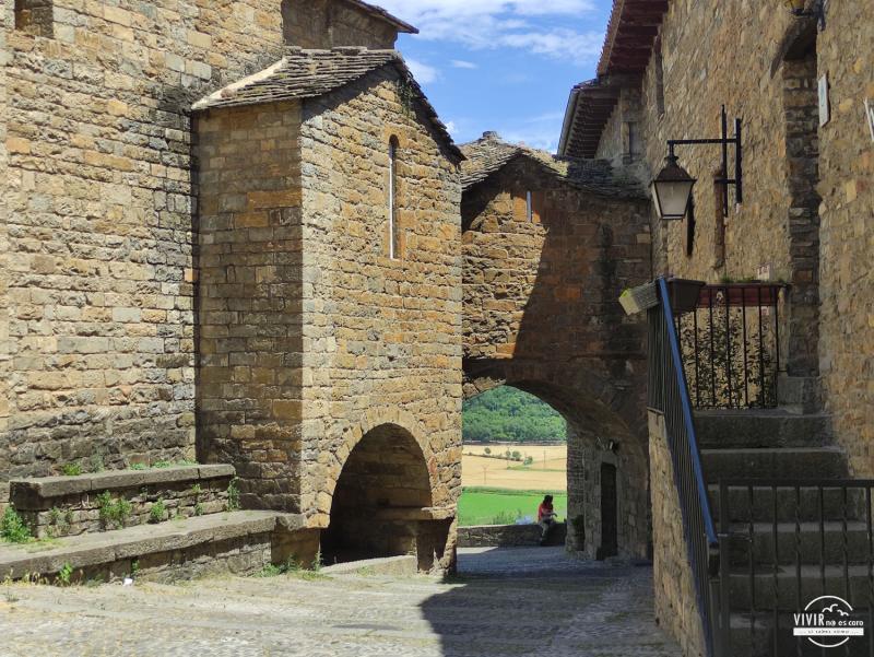 Arco con mirador en Aínsa (Sobrarbe)