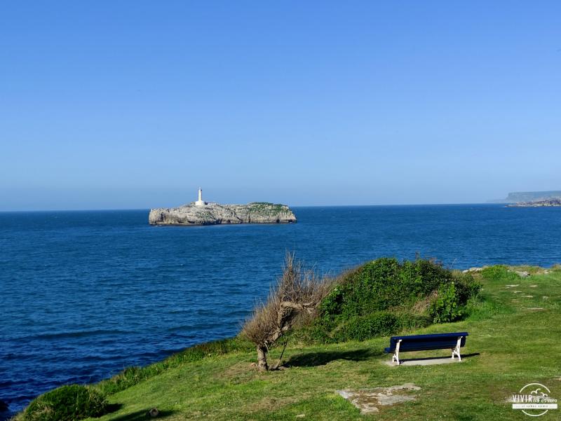 Banco con vistas al mar en la Península del Palacio de la Magdalena (Santander)