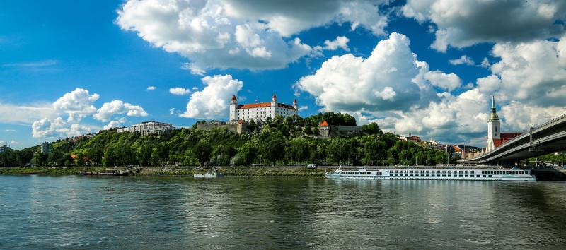 Castillo de Bratislava sobre el río Danubio