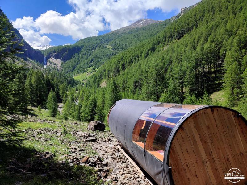Cabaña del tronco en el Parcours des Fées frente a cascada (Alpes franceses)
