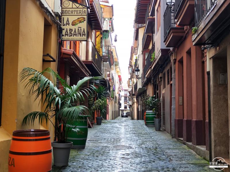 Calle con encanto en el casco histórico de Laredo (Cantabria)