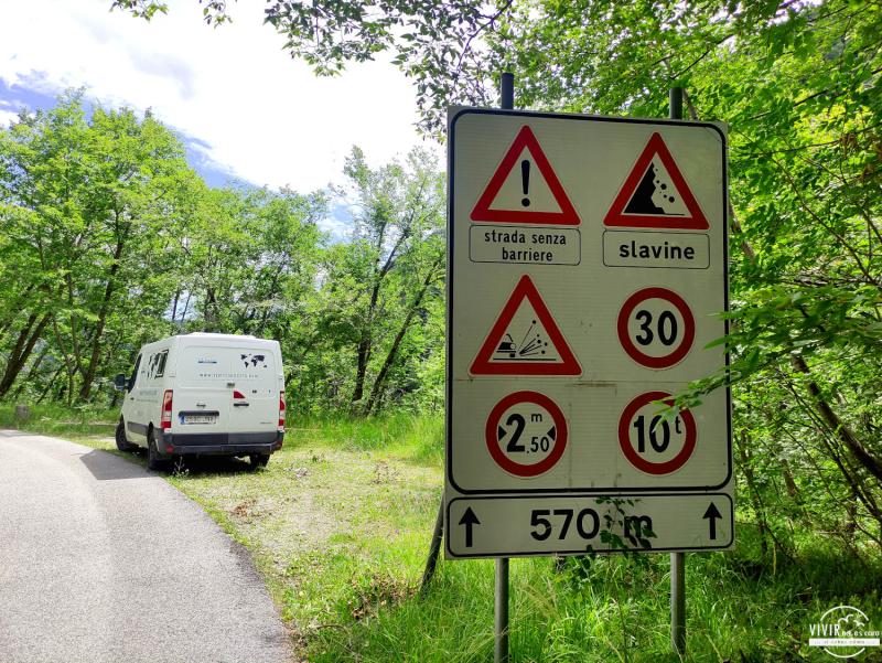 Carretera al parking de la Cascada del Arzino (Friuli-Venecia Julia, Italia)