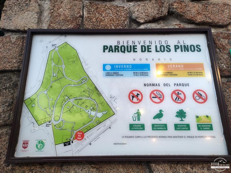 Cartel de horarios del Parque de los Pinos de Plasencia