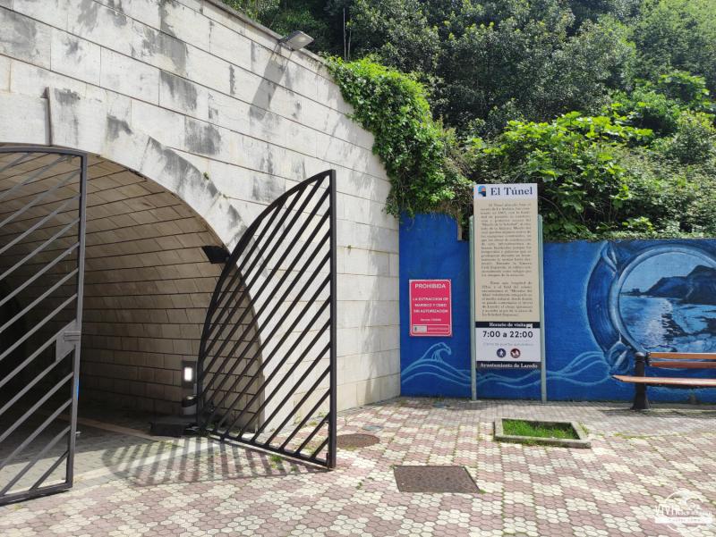 Entrada al Túnel de la Atalaya y su acuario pintado (Laredo)