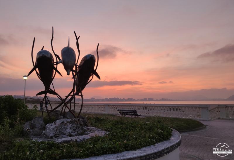 Escultura delfines en el paseo marítimo de Laredo (Cantabria)