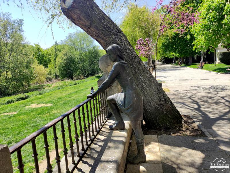 Escultura mujer mirando al río Artlanza (Burgos)