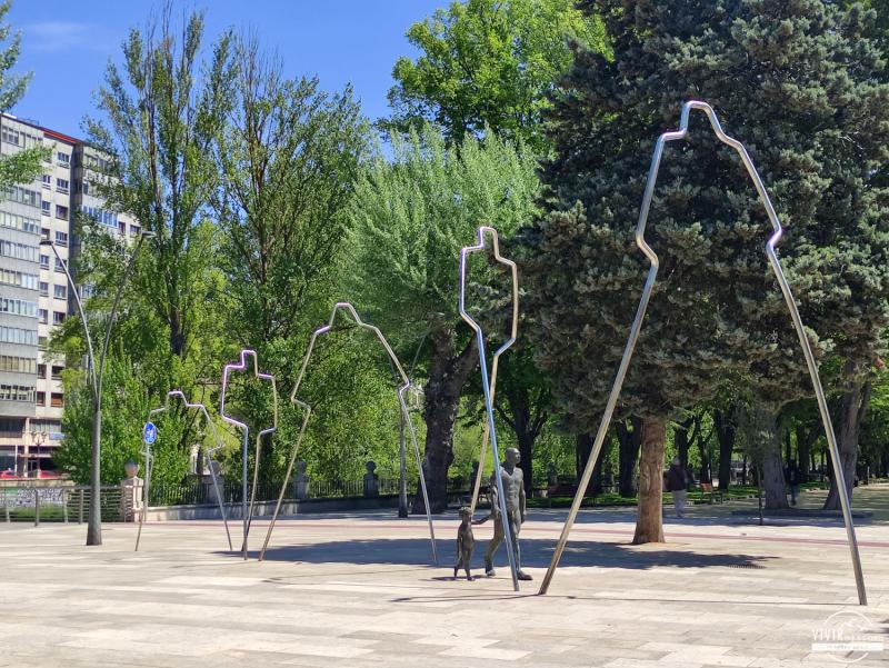Escultura hombre y niño Evolución Humana en ciudad de Burgos