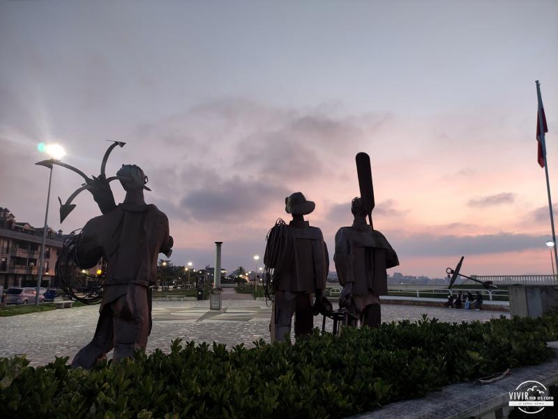 Escultura pescadores en el paseo maritimo La Salvé (Laredo)
