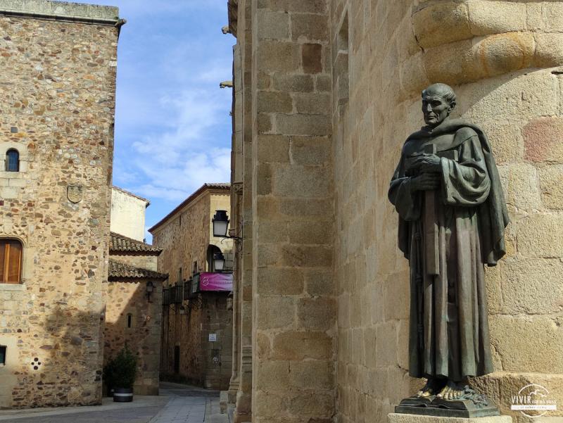 Estatua de San Pedro Alcántara en Cáceres