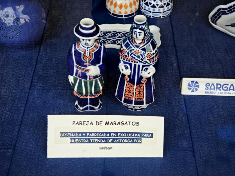 Figura de Maragatos en un escaparate de Astorga