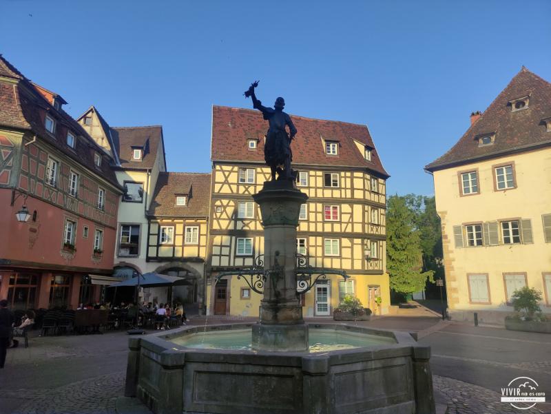 Fuente Schwendi en la Plaza de la Antigua Aduana de Colmar