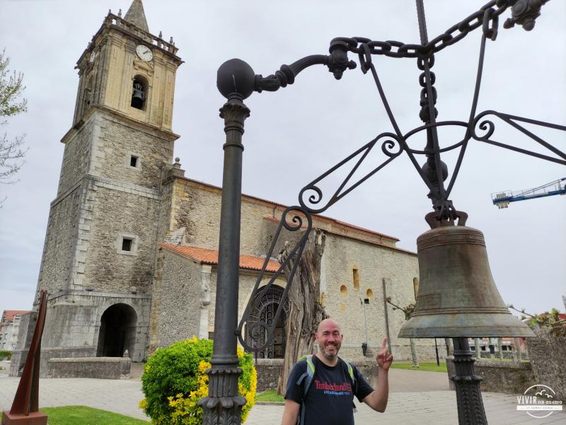 Campana frente a la Iglesia parroquial de San Pedro (Noja, Cantabria)