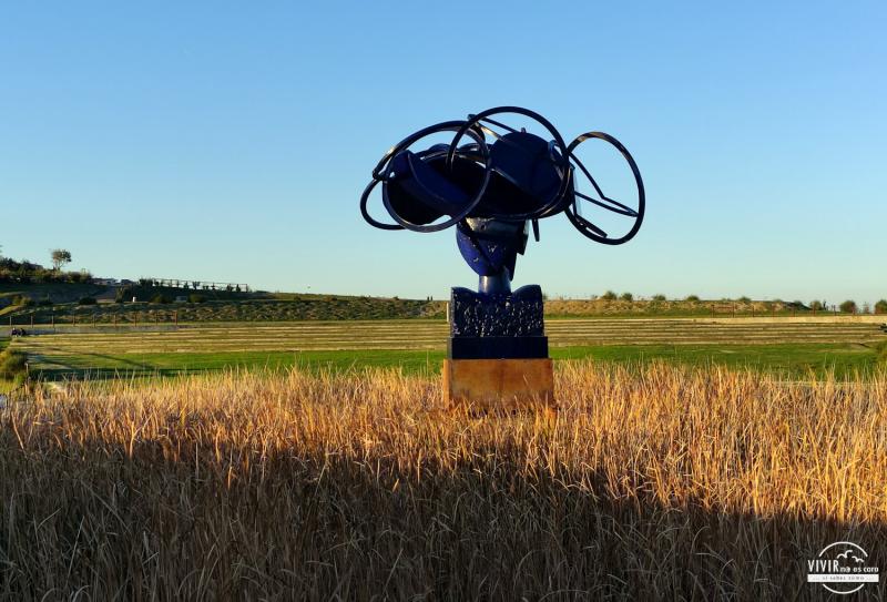 Escultura en el escenario del teatro Andrea Bocelli (Lajatico, Italia)