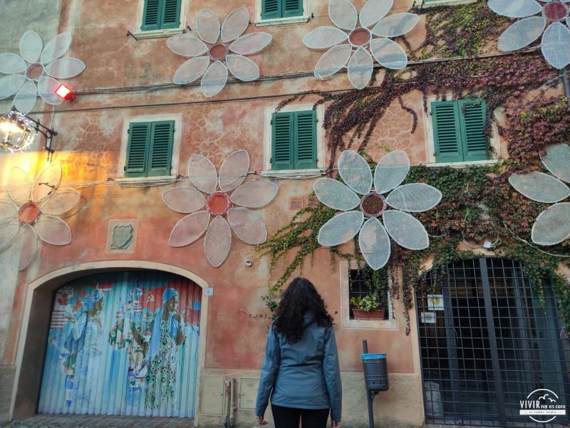 Fachada en Lajatico con flores (Italia)