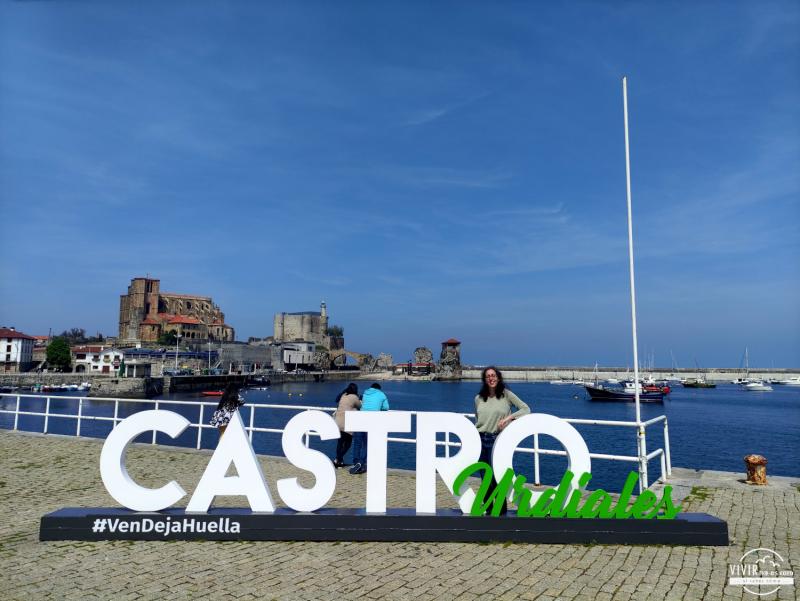 Letras Castro Urdiales en el puerto (Cantabria)