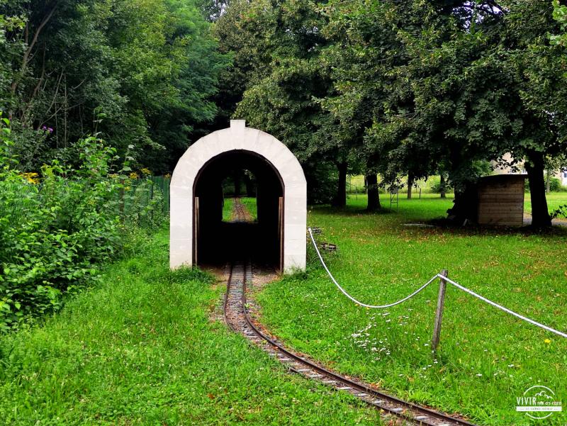 Vía del tren en el Museo ferroviario de Keszthely (Hungría)