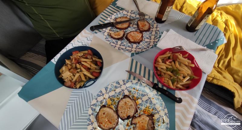 Mesa giratoria camper reciclada lista para comer