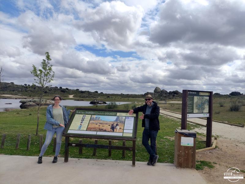 Posando frente al cartel de Juego de Tronos en Malpartida de Cáceres