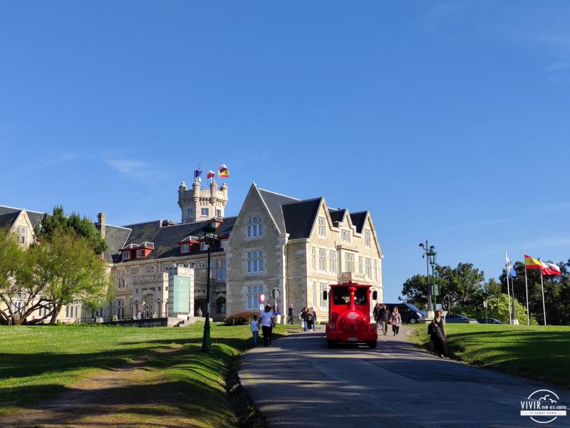 Tren turístico frente al Palacio de la Magdalena (Santander, Cantabria)