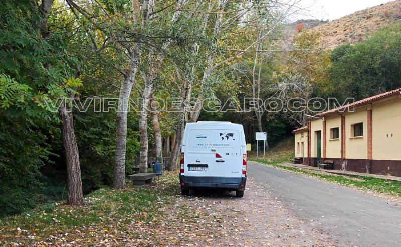 Furgoneta camper en el Parking en Tobía