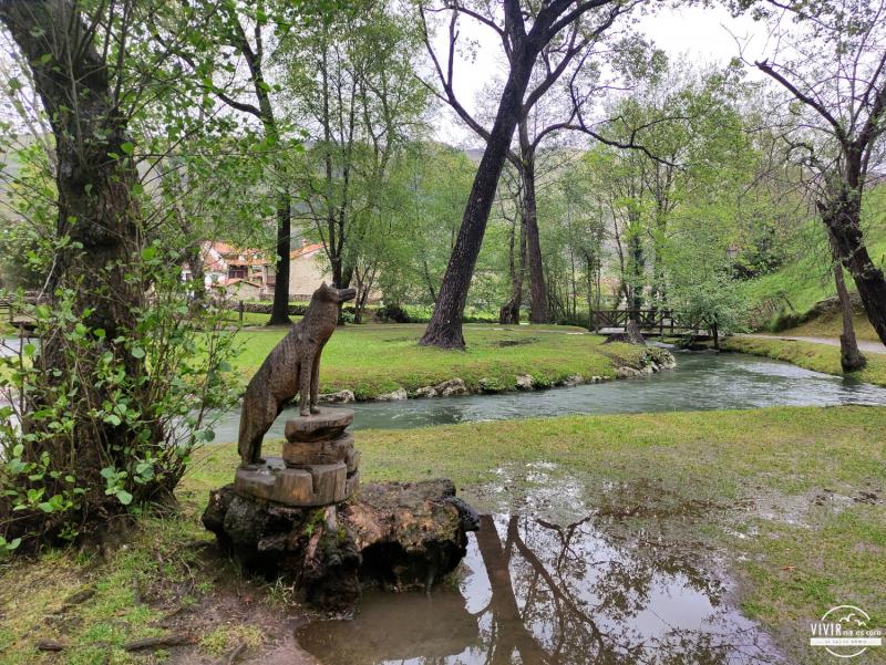 Escultura de un zorro en la Fuentona de Ruente (Cantabria)