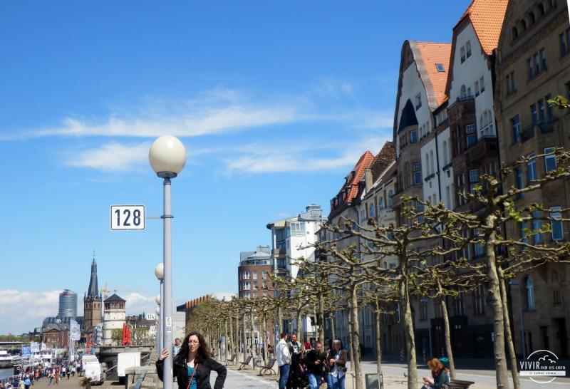 Paseo a orillas del río Rin (Düsseldorf, Alemania)