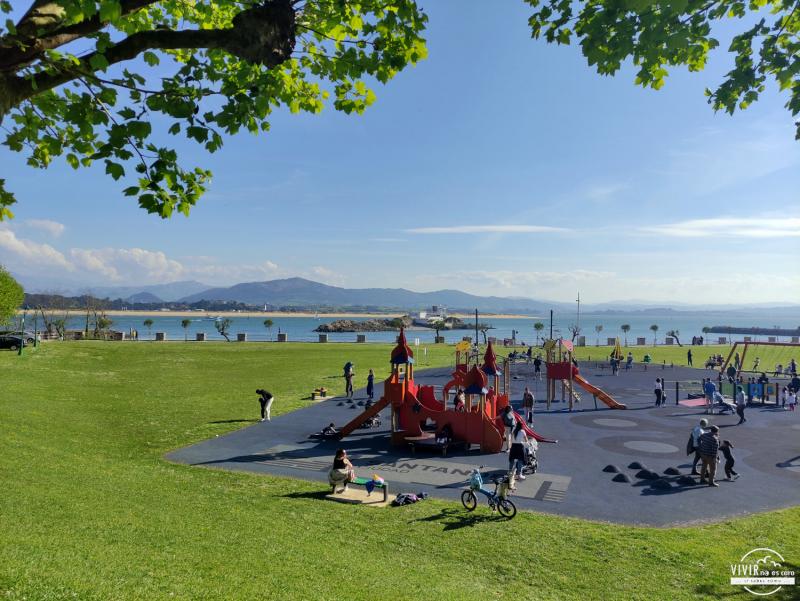 Parque de columpios en la Península de la Magdalena (Santander)